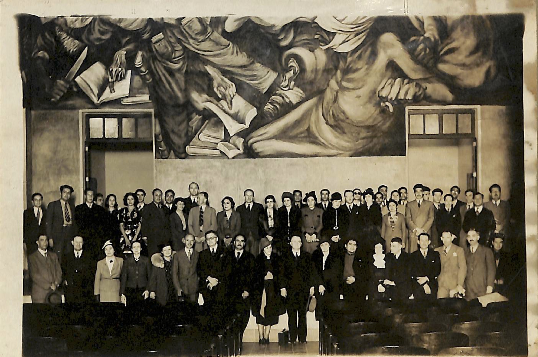 Foto de Constancio Hernández Alvirde acompañado por profesores dentro del paraninfo de la Universidad de Guadalajara, 1939.