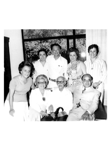 Fotografía en la que aparecen integrantes de la familia Zuno con la pareja presidencial