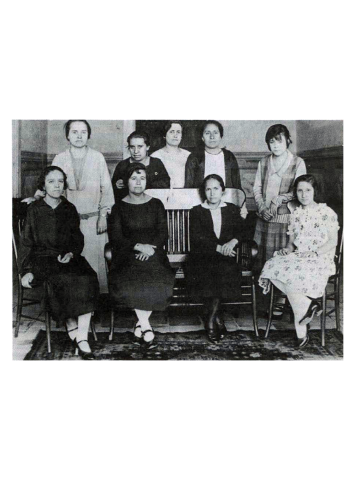 Irene Robledo García (sentada segunda de derecha Iqulerda) acampanada de un grupa de maestras de la Escuela Normal de Jalisco, cuando era directora en 1930.
