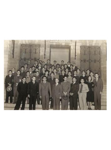 Fotografía de Constancio Hernández Alvirde acompañado de integrantes del Bufet de Servicio Social